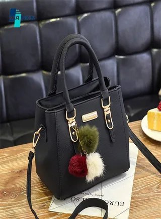 Women's Plush Pendant Handbag , High Quality Pom Pom Shoulder Bag Crossbody Bag for Ladies, Elegant Large Capacity Tote Bag Messenger Bag Crossbody Bag for Office Workers (Black) 