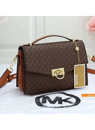 Michael Kors medium sized bag with elegant design 