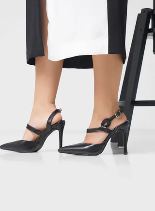 Asymmetric Loop Detail Strap Pump
