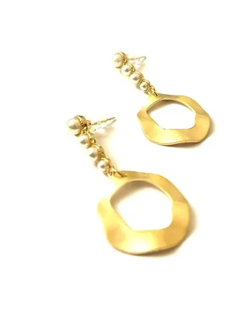 Dangled matte pearls earrings 
