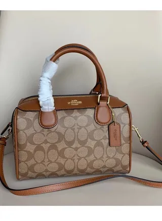 Coach with a very elegant design and a suitable and attractive size 