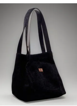 A chic women's bag with an attractive and elegant shape, black in colour 