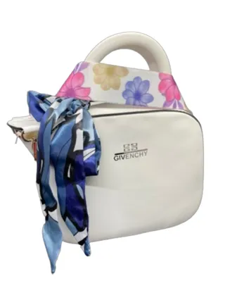 Luxurious white leather bag from Givenchy 