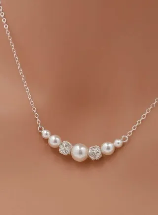 Women Chain with pearls off white & diamond lobes 