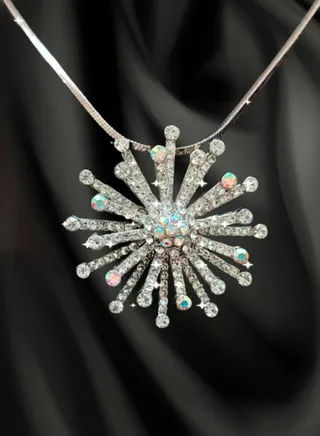 Flower Shape Pendant Necklace For Women - Platinum Plated, High Quality 