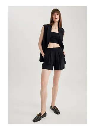 Woman Woven Short 