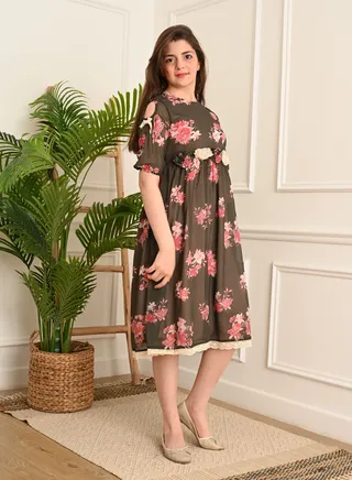 Elegant Girls' Dress with text sleeves 