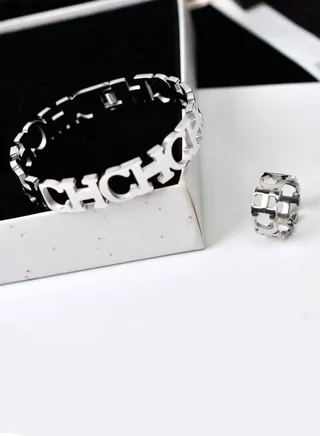 A Set Consisting of a Bracelet and A Ring with An Elegant Design for Women 