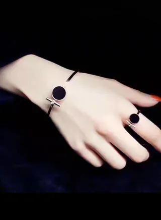 A Set Consisting of a Bracelet and A Ring with An Elegant Design for Women 