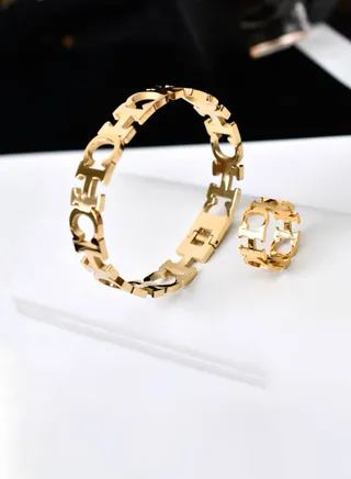A Set Consisting of a Bracelet and A Ring with An Elegant Design for Women 