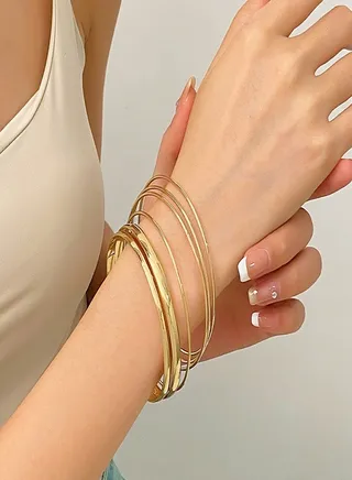 Six-piece set of bracelets with different textures can be worn in combination or alone for parties, weddings, gifts, and fashion accessories for everyday use 
