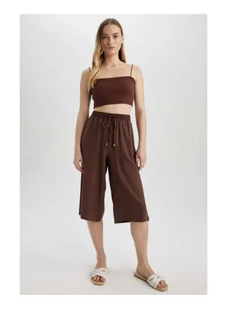 Woman Woven Capri Pant 