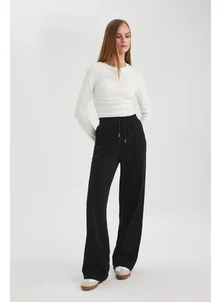 Woman Straight Fit Knitted Trousers 