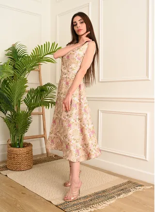 Elegant dress decorated with a belt on the waist 