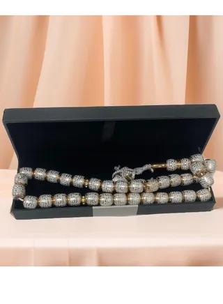 An elegant Islamic rosary containing 33 beads, bright and eye-catching, with a gift box suitable for placing the rosary. 