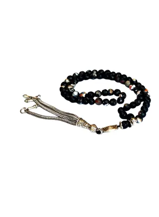 A black wavy agate rosary gives the rosary an elegant and rich character. 