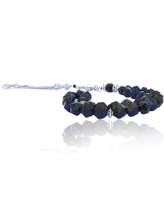 Rosary for prayer and supplication. It is characterized by a simple and elegant design, highlighting the beauty of the onyx grains and giving it a touch of magic. 