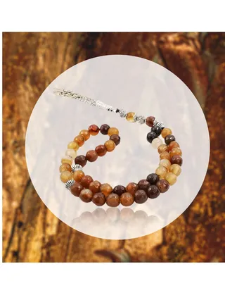 The Brazilian agate rosary is a luxurious piece that combines the beauty of the precious stone and fine craftsmanship, making it a unique piece that carries aesthetic and spiritual value. 