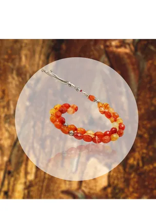 Onyx rosary with a silver tassel is a luxurious and elegant piece. The elegant oval design is suitable for daily use and fits comfortably in your hand 
