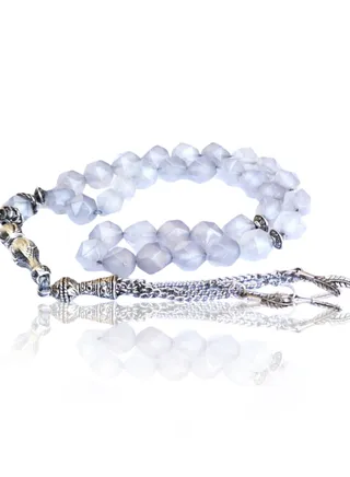 The luxurious Onyx rosary, with its elegant and distinctive snowy colour, is characterized by a luxurious box and sophisticated packaging to suit all tastes. 