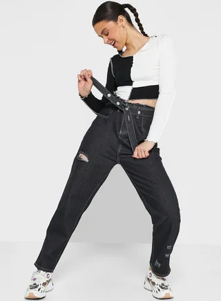 High-Waisted Jeans 