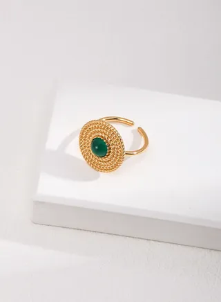 The vintage ring is adjustable, exquisite and fashionable 
