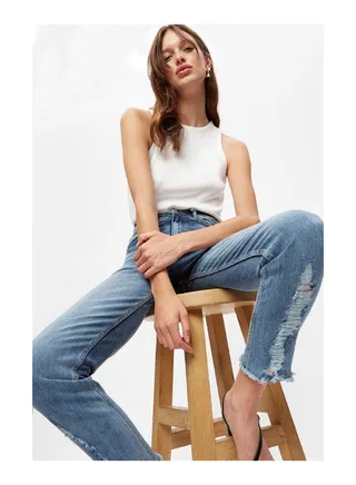 Lightwash Distressed Mom Jeans 