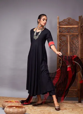shae by sassafras Women Black Kurta Set With Red Lehariya Dupatta 