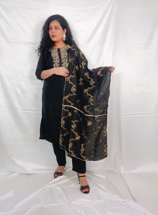 PRIYA'S PANACHE, Classy Black Straight Suit & Banarasi Dupatta Set. 