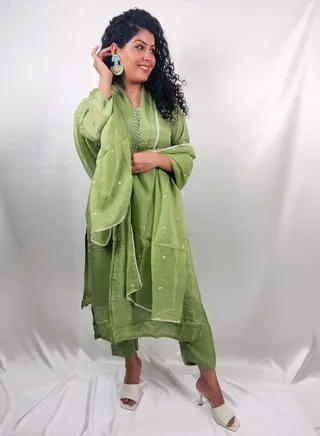 PRIYA'S PANACHE Green Muslin Collared Straight Kurta Pant Organza Dupatta Set - Designer Festival Traditional Ethnic Indian Partywear For Women 