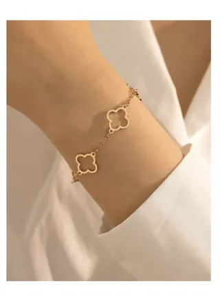 Elegant and Modern Flower Design Bracelet in Gold 
