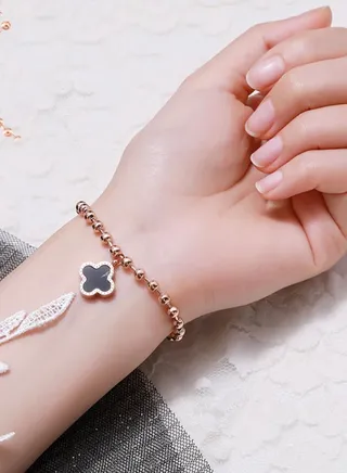 Stainless Steel Bracelet Holding a Piece in the Shape of a Clover Leaf with An Elegant Design 