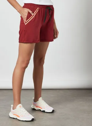 Stripe Printed Drawstring Elastic Waist Detail Knitted Shorts Maroon 