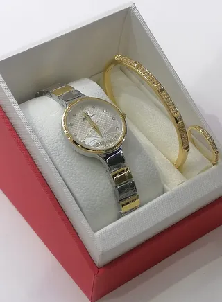 Women's watch with bracelets and ring, resistant to water and rust 