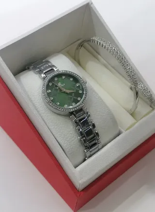 Women's watch with bracelets and ring, resistant to water and rust 