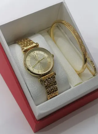 Women's watch with bracelets and ring, resistant to water and rust 