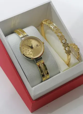 Women's watch with bracelets and ring, resistant to water and rust 