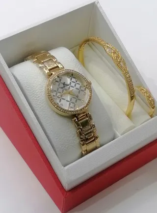 Women's watch with bracelets and ring, resistant to water and rust 
