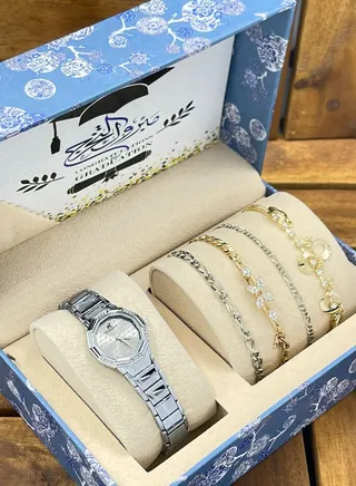 A complete set consisting of a women's watch and chain 