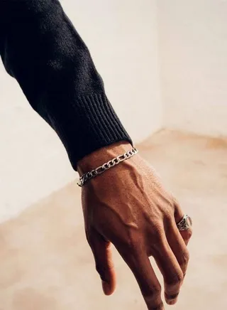 Unique men braceleUnique men bracelet with chain design silver colort with chain design silver color 