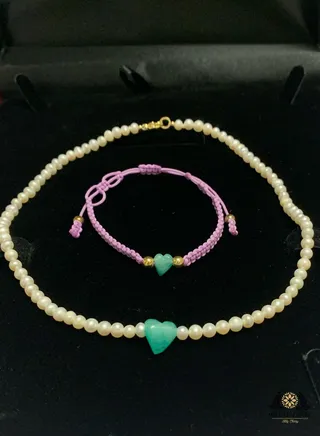 Unique And Exclusive Girls Woman Necklace And Teens Bracelet Set Handmade Of Natural 5-7Mm Pearls 2 Heart Shape Emeralds And A 18K Gold Plated Clasp 