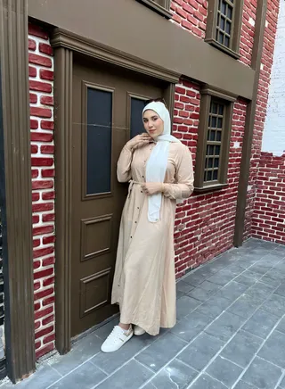 فستان بيچ بأزرار بسيطة بياقة مقلوبة 