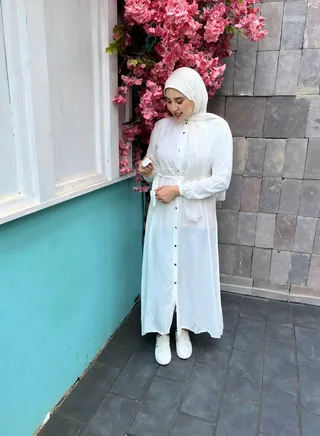 فستان أبيض بأزرار بسيطة بياقة مقلوبة 