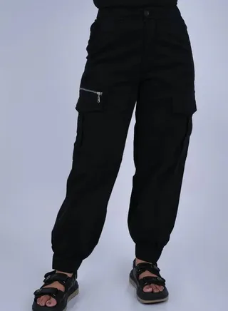 Women’s Ankle Length Zip Pocket Cargo Pants in Black 