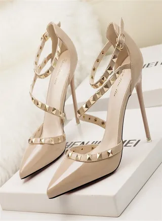 Minimalist Shallow Mouthed Pointed Rivet Hollowed Out One Line High Heels Beige 