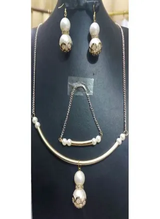 White industrial pearl collate is a set of earrings, gosha and necklaces 