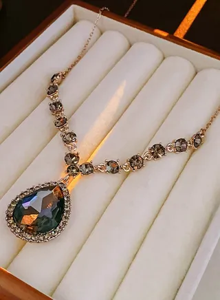 Fashionable diamond embellished water drop pendant necklace, exquisite temperament collarbone chain light luxury and high-end feeling necklace 