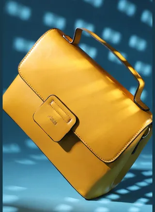 Solid Magnet Lock Regular Faux Leather Hand Bag with Detachable Strap For Women