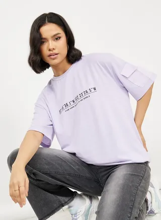 Pocket Detail Sleeves Find Your Place In The World Slogan Print T-shirt
