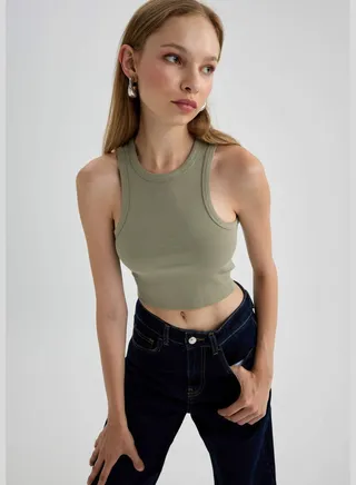 Woman Fitted Crew Neck Vest